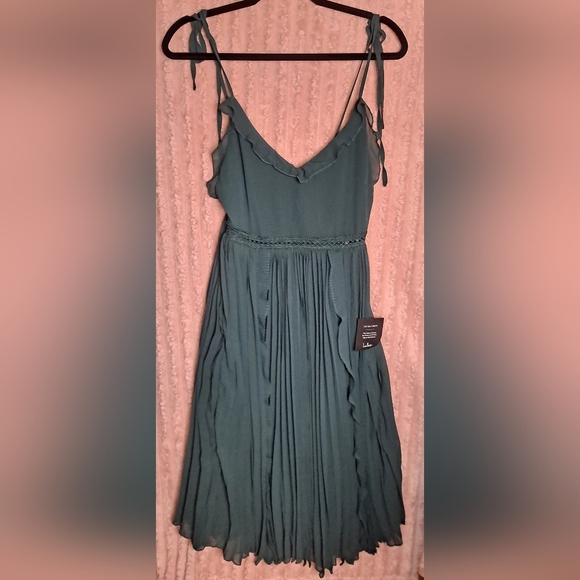 lulu's pleated midi dress v-neckline size S color emerald green - Picture 6 of 16